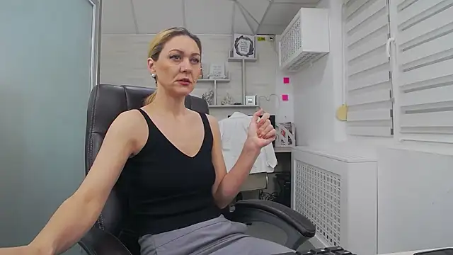 Snapshot of EllaMilf_ chatting on 9, 11, 2025 EllaMilf online show from 9, 11, 2025