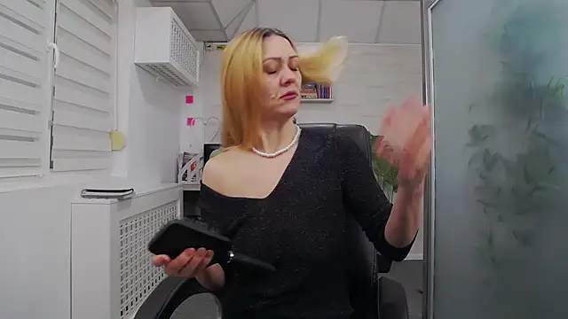 Snapshot of EllaMilf_ chatting on 12, 11, 2025 EllaMilf online show from 12, 11, 2025