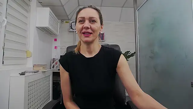 Snapshot of EllaMilf_ chatting on 15, 11, 2025 EllaMilf online show from 15, 11, 2025