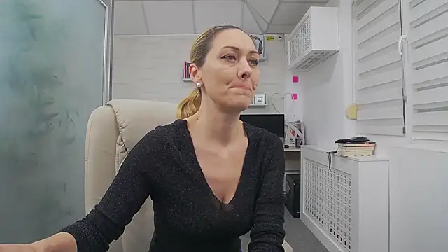 Snapshot of EllaMilf_ chatting on 18, 11, 2025 EllaMilf online show from 18, 11, 2025