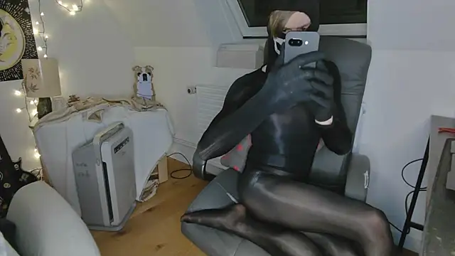 Snapshot of Nyl0nnickb0y chatting on 9, 4, 2026 Nyl0nnickb0y online show from 9, 4, 2026