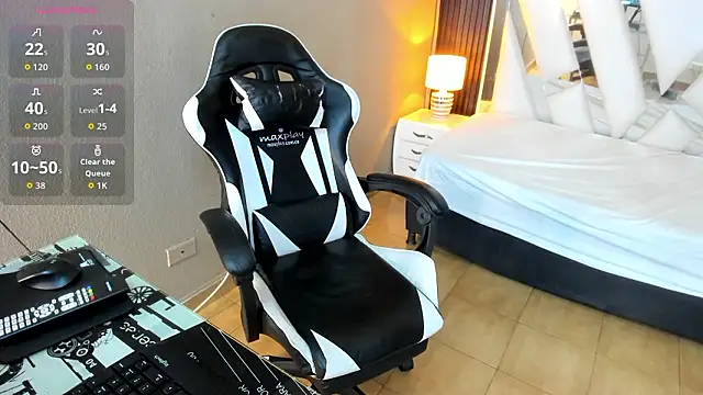 Snapshot of Linda4Petite chatting on 11, 3, 2026 Linda4Petite online show from 11, 3, 2026