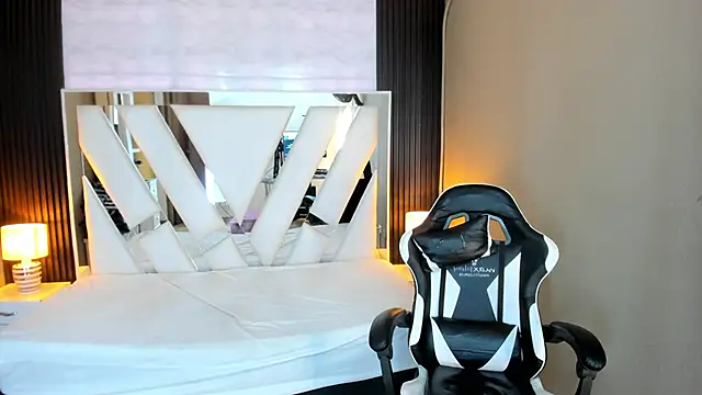 Snapshot of Linda4Petite chatting on 23, 3, 2026 Linda4Petite online show from 23, 3, 2026