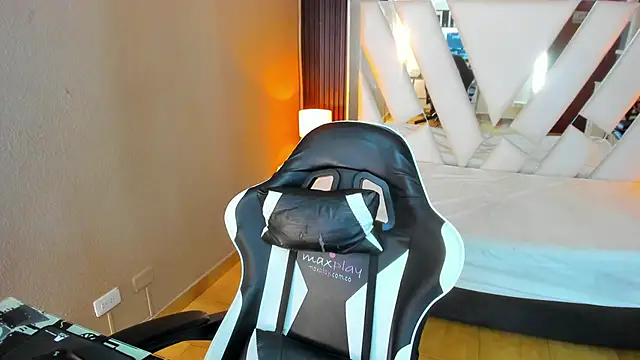 Snapshot of Linda4Petite chatting on 31, 3, 2026 Linda4Petite online show from 31, 3, 2026