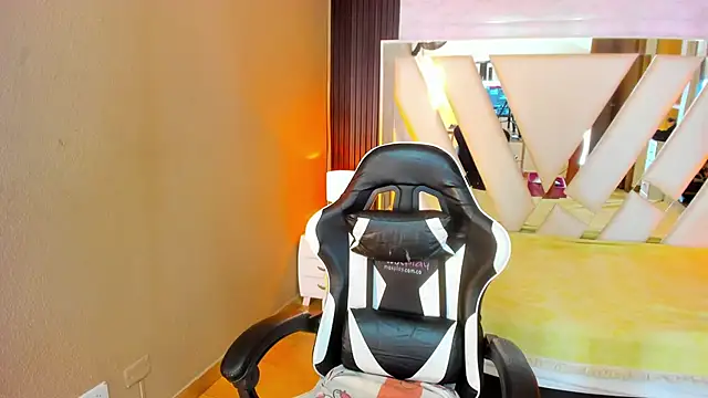 Snapshot of Linda4Petite chatting on 1, 4, 2026 Linda4Petite online show from 1, 4, 2026