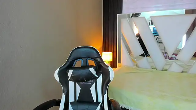 Snapshot of Linda4Petite chatting on 4, 4, 2026 Linda4Petite online show from 4, 4, 2026