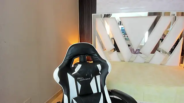 Snapshot of Linda4Petite chatting on 5, 4, 2026 Linda4Petite online show from 5, 4, 2026