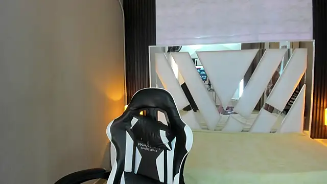 Snapshot of Linda4Petite chatting on 6, 4, 2026 Linda4Petite online show from 6, 4, 2026