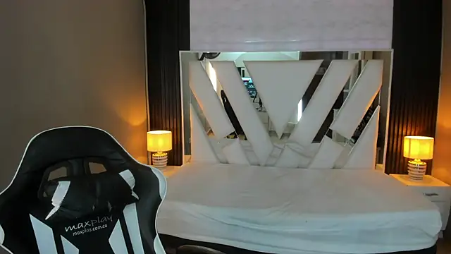 Snapshot of Linda4Petite chatting on 7, 4, 2026 Linda4Petite online show from 7, 4, 2026