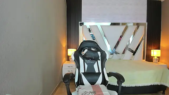 Snapshot of Linda4Petite chatting on 10, 4, 2026 Linda4Petite online show from 10, 4, 2026