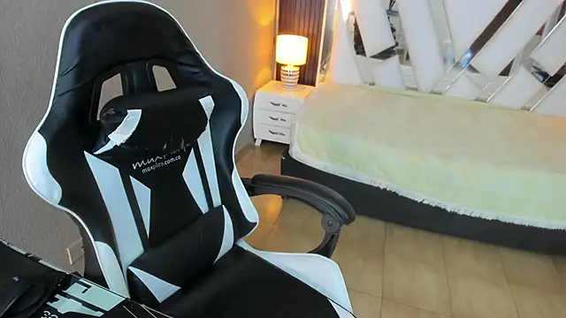 Snapshot of Linda4Petite chatting on 11, 4, 2026 Linda4Petite online show from 11, 4, 2026