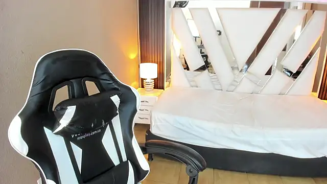 Snapshot of Linda4Petite chatting on 12, 4, 2026 Linda4Petite online show from 12, 4, 2026