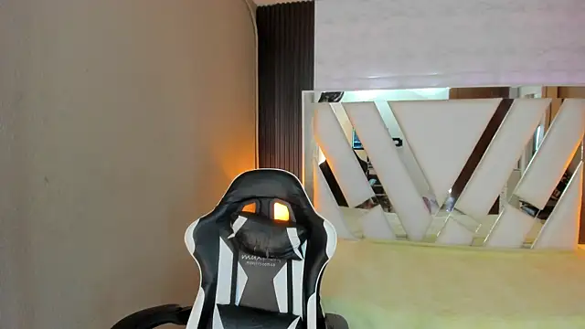 Snapshot of Linda4Petite chatting on 13, 4, 2026 Linda4Petite online show from 13, 4, 2026