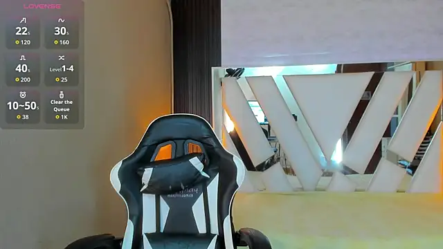 Snapshot of Linda4Petite chatting on 14, 4, 2026 Linda4Petite online show from 14, 4, 2026