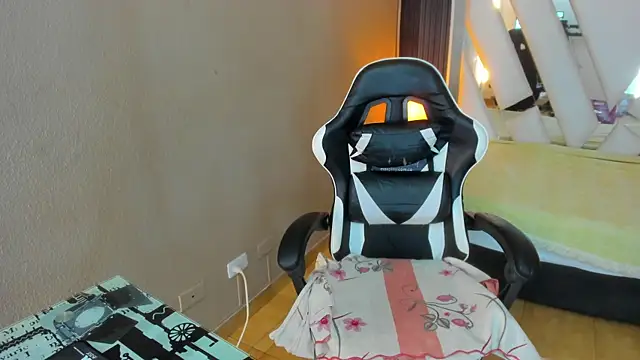 Snapshot of Linda4Petite chatting on 15, 4, 2026 Linda4Petite online show from 15, 4, 2026