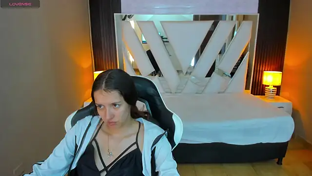 Snapshot of Linda4Petite chatting on 17, 4, 2026 Linda4Petite online show from 17, 4, 2026