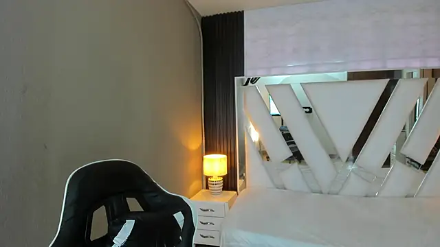 Snapshot of Linda4Petite chatting on 19, 4, 2026 Linda4Petite online show from 19, 4, 2026