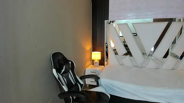 Snapshot of Linda4Petite chatting on 20, 4, 2026 Linda4Petite online show from 20, 4, 2026