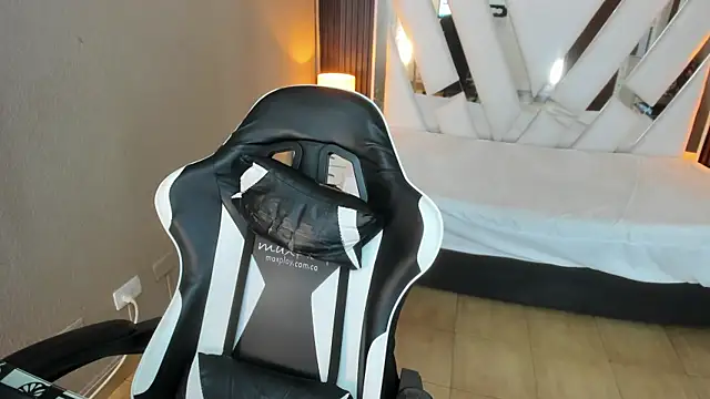 Snapshot of Linda4Petite chatting on 21, 4, 2026 Linda4Petite online show from 21, 4, 2026