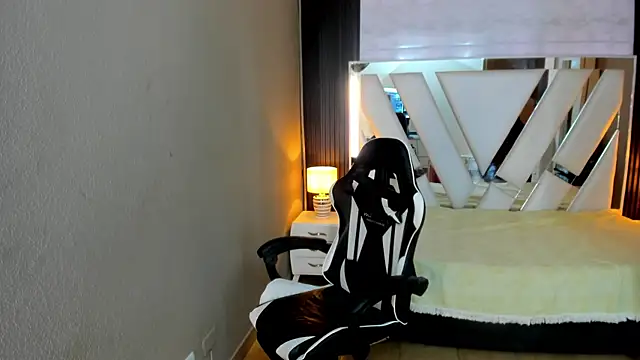 Snapshot of Linda4Petite chatting on 24, 4, 2026 Linda4Petite online show from 24, 4, 2026