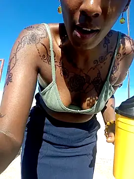 Snapshot of lynnkatrina chatting on 27, 3, 2026 lynnkatrina online show from 27, 3, 2026