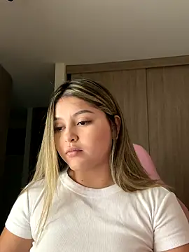 Snapshot of lunablossom_ chatting on 7, 1, 2026 lunablossom online show from 7, 1, 2026