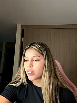 Snapshot of lunablossom_ chatting on 8, 1, 2026 lunablossom online show from 8, 1, 2026