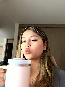 Snapshot of lunablossom_ chatting on 13, 1, 2026 lunablossom online show from 13, 1, 2026