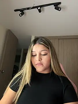 Snapshot of lunablossom_ chatting on 27, 2, 2026 lunablossom online show from 27, 2, 2026