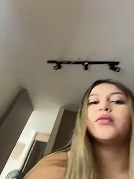 Snapshot of lunablossom_ chatting on 2, 3, 2026 lunablossom online show from 2, 3, 2026