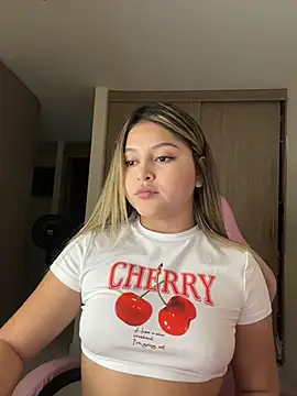 Snapshot of lunablossom_ chatting on 7, 3, 2026 lunablossom online show from 7, 3, 2026