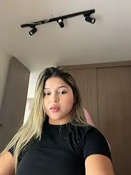 Snapshot of lunablossom_ chatting on 6, 4, 2026 lunablossom online show from 6, 4, 2026