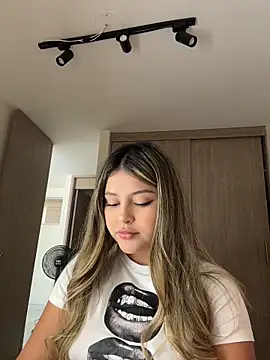 Snapshot of lunablossom_ chatting on 10, 4, 2026 lunablossom online show from 10, 4, 2026