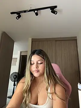 Snapshot of lunablossom_ chatting on 16, 4, 2026 lunablossom online show from 16, 4, 2026