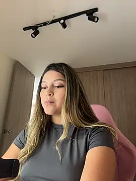 Snapshot of lunablossom_ chatting on 20, 4, 2026 lunablossom online show from 20, 4, 2026