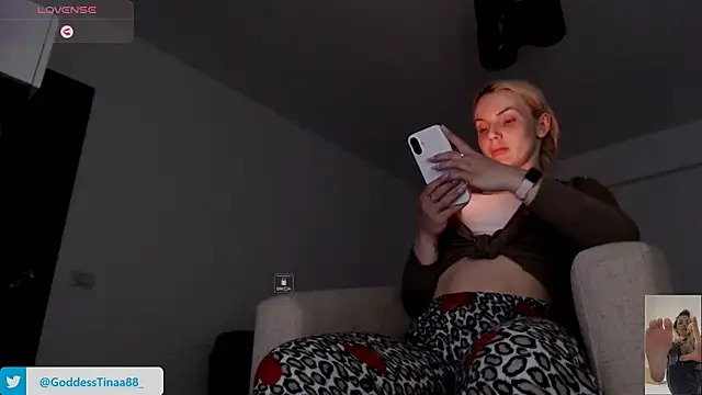 Snapshot of Goddess_Tina chatting on 27, 4, 2026 Goddess Tina online show from 27, 4, 2026