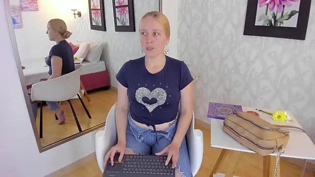 EmilySumer online show from 7, 3, 2025