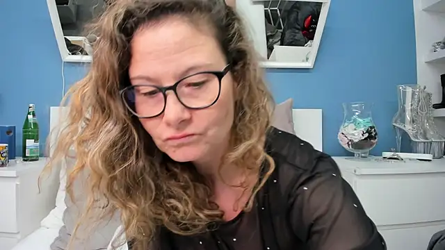 Snapshot of izzy-mendosa chatting on 13, 4, 2026 izzy-mendosa online show from 13, 4, 2026