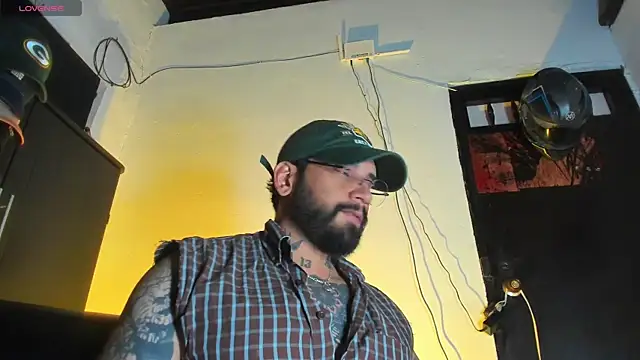 Snapshot of CamiloGray_ chatting on 18, 12, 2025 CamiloGray online show from 18, 12, 2025