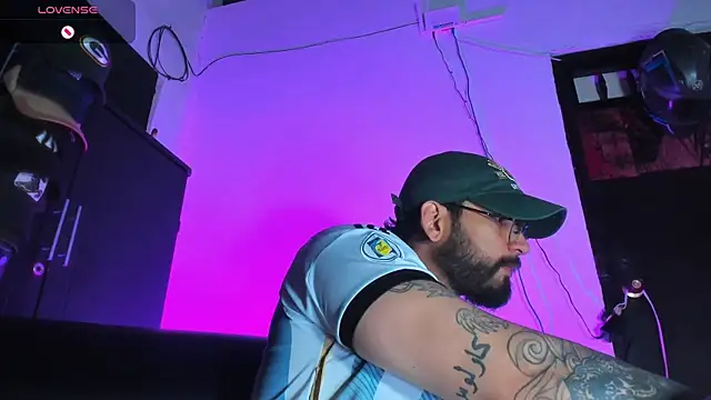 Snapshot of CamiloGray_ chatting on 19, 12, 2025 CamiloGray online show from 19, 12, 2025