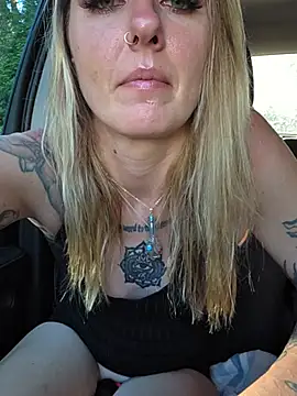 Snapshot of SheIsSomething chatting on 14, 6, 2026 SheIsSomething online show from 14, 6, 2026