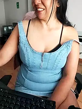 Snapshot of aisha_latina chatting on 3, 3, 2026 aisha latina online show from 3, 3, 2026