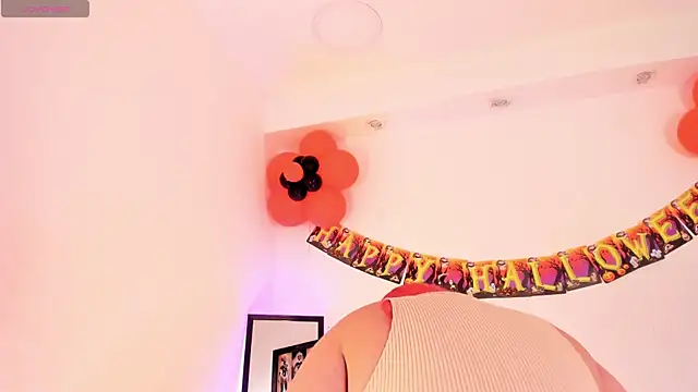 Snapshot of SophieRossi chatting on 14, 10, 2025 SophieRossi online show from 14, 10, 2025