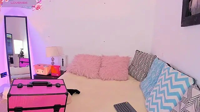 Snapshot of SophieRossi chatting on 21, 10, 2025 SophieRossi online show from 21, 10, 2025