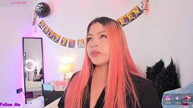 Snapshot of SophieRossi chatting on 30, 10, 2025 SophieRossi online show from 30, 10, 2025