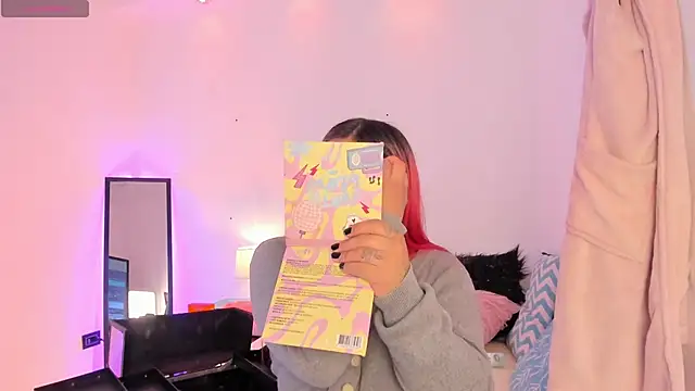 Snapshot of SophieRossi chatting on 8, 11, 2025 SophieRossi online show from 8, 11, 2025