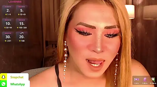 Snapshot of QUEEN_GIAMOORE69 chatting on 23, 1, 2025 QUEEN GIAMOORE69 online show from 23, 1, 2025