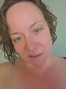 Snapshot of julimonroe chatting on 6, 6, 2026 julimonroe online show from 6, 6, 2026
