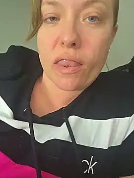 Snapshot of julimonroe chatting on 11, 6, 2026 julimonroe online show from 11, 6, 2026