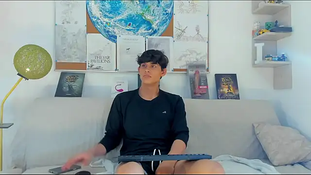 Snapshot of logan_thomas chatting on 3, 3, 2026 logan thomas online show from 3, 3, 2026